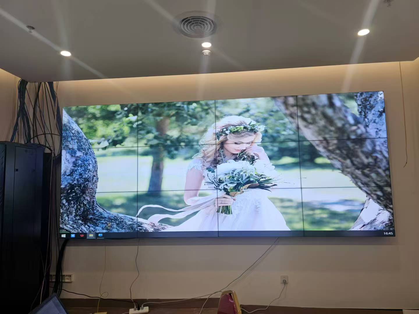 視覺(jué)盛宴:深圳某企業(yè)會(huì)議室科派專(zhuān)顯46寸拼縫1.7mm 3*4組合液晶拼接屏順利交付